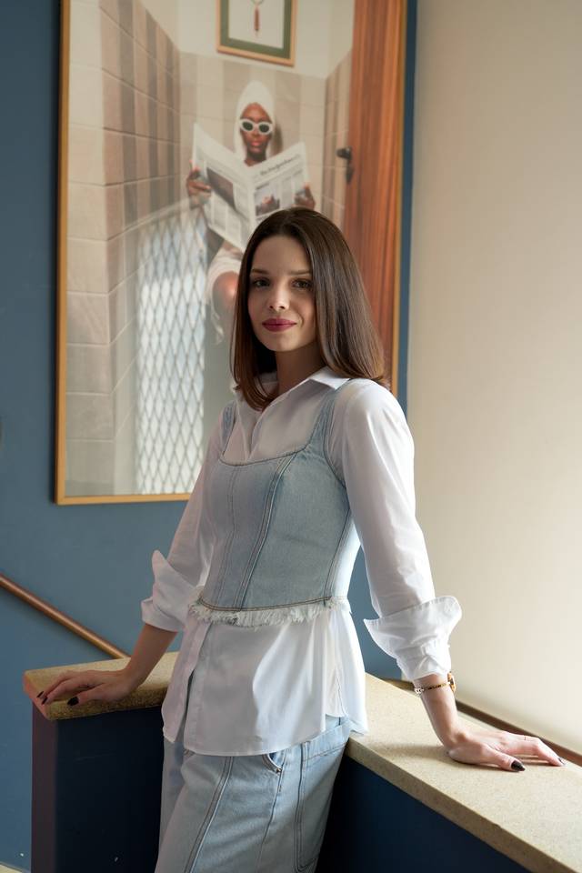 Look camisa branca com corset jeans