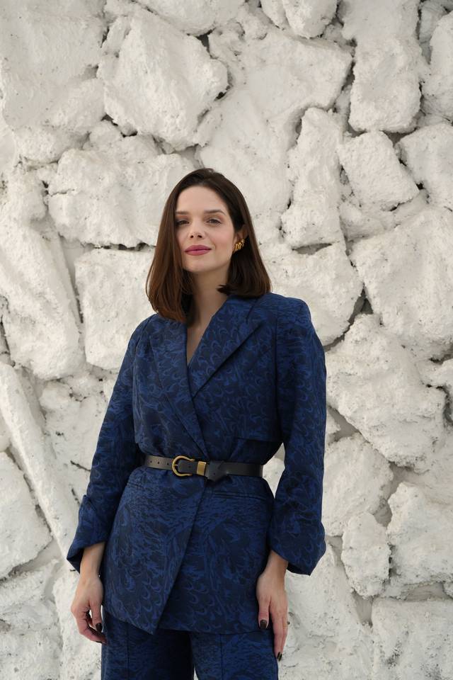 Look conjunto azul jacquard com cinto
