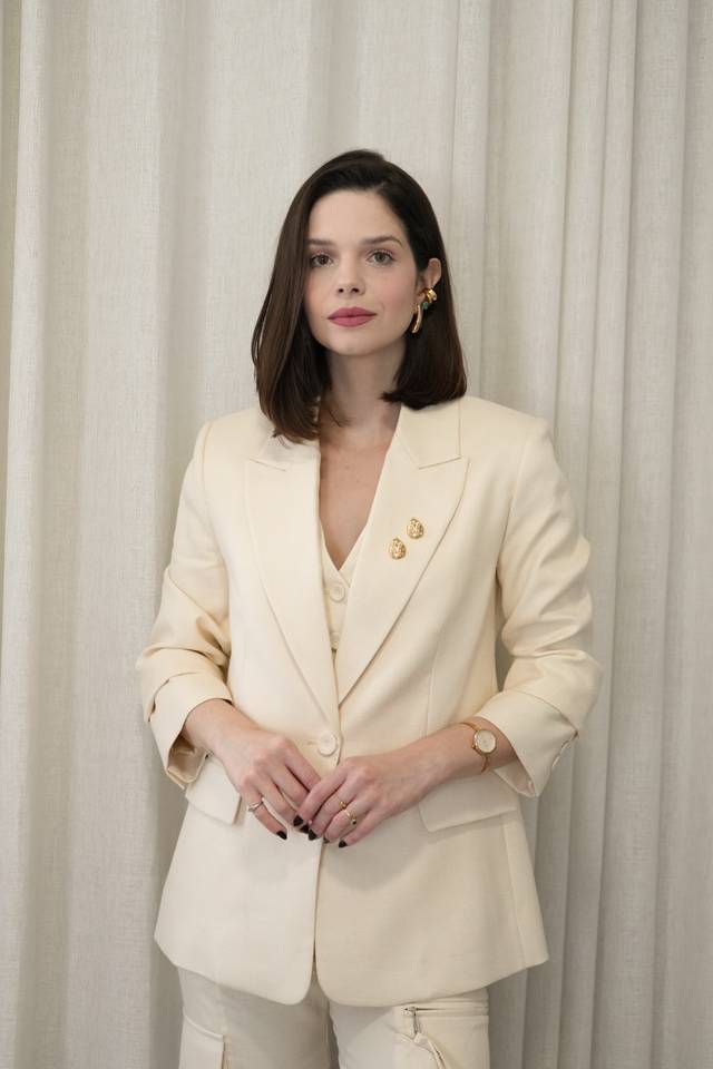 Look terninho off-white com broches dourados
