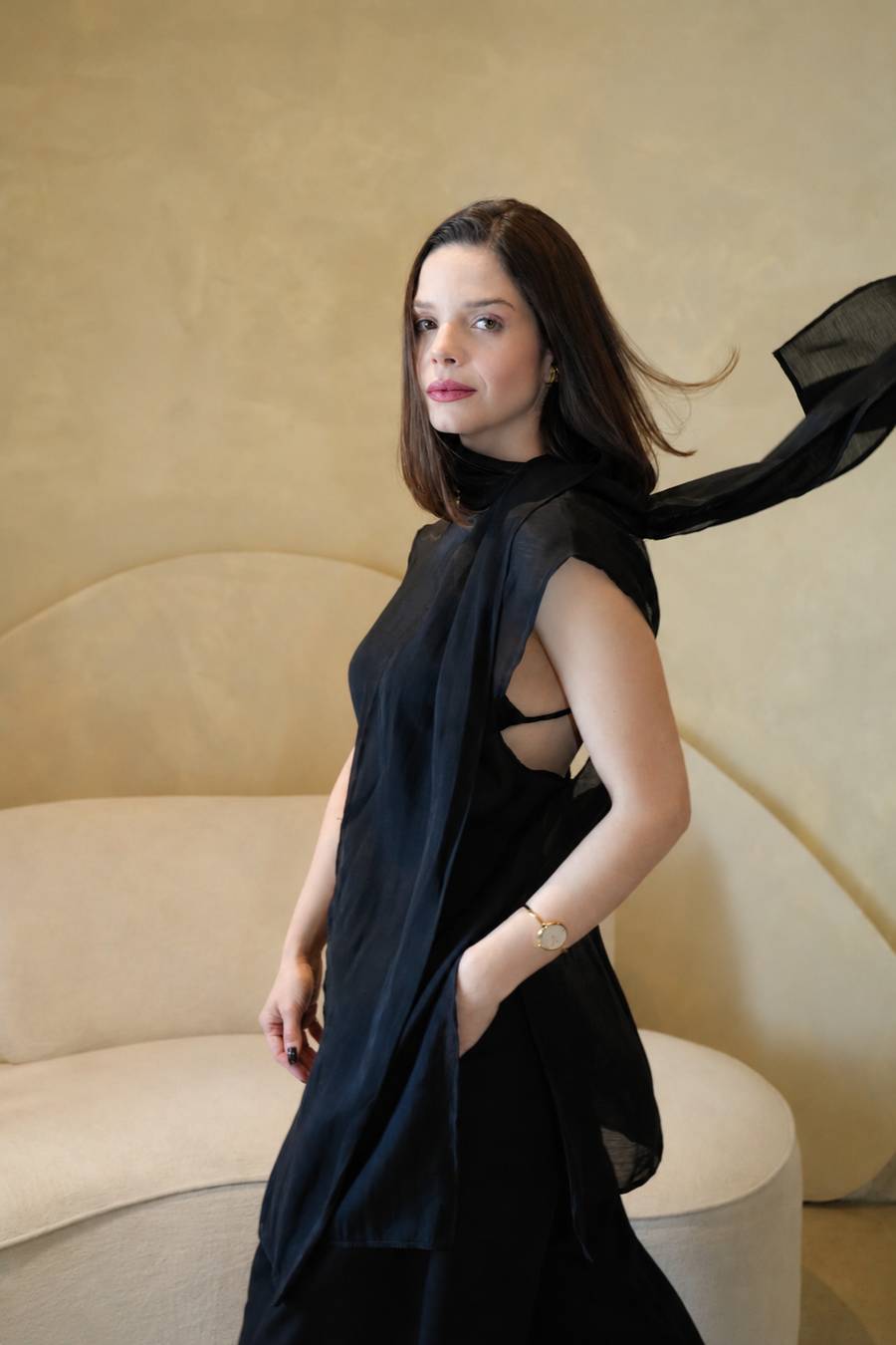 Gaby Linhares de look preto com lenço em movimento
